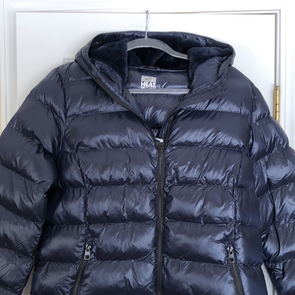 New Women’s 32 Degrees puffer jacket. Size L. Navy color. Soft faux fur in hood. - Picture 8 of 9